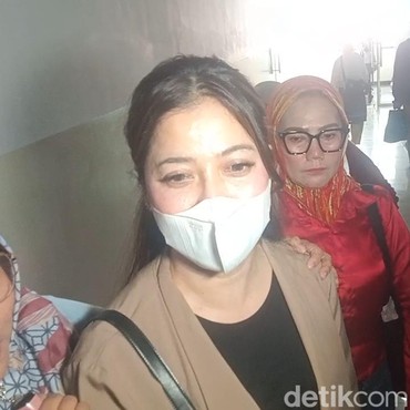 Kamelia Ajak Anak ke Persidangan, Ingin Pertemukan dengan Ammar Zoni