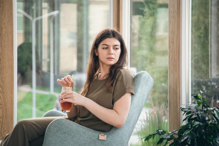 Aquarius sering terlihat dingin karena sulit mengekspresikan emosi secara langsung. Mereka lebih nyaman membahas ide daripada perasaan pribadi./ Foto: freepik.com/pvproductions