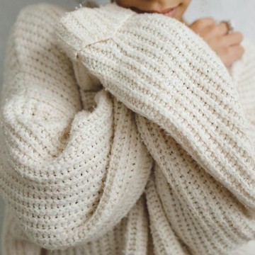 Hindari 5 Bahan Baju Ini saat Musim Hujan agar Tetap Nyaman Seharian