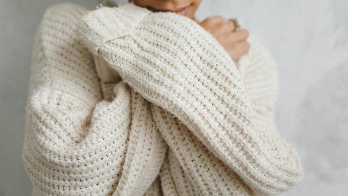 Hindari 5 Bahan Baju Ini saat Musim Hujan agar Tetap Nyaman Seharian