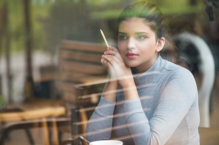 Cancer dikenal sangat emosional namun sulit mengungkapkan perasaannya secara langsung. Mereka cenderung memendam emosi demi melindungi diri./ Foto: freepik.com/katemangostar