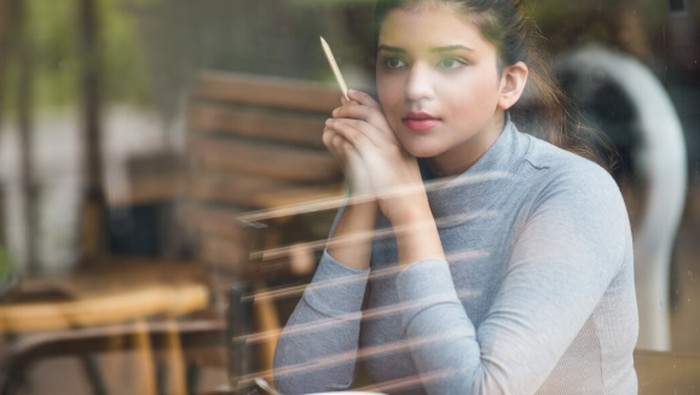 Cancer dikenal sangat emosional namun sulit mengungkapkan perasaannya secara langsung. Mereka cenderung memendam emosi demi melindungi diri./ Foto: freepik.com/katemangostar