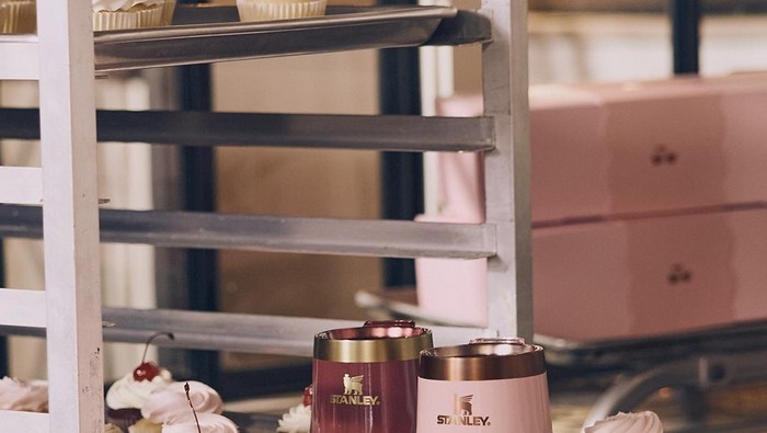 Koleksi Valentine Stanley hadir dengan warna Pink Velvet Cake dan Red Velvet Cake yang elegan. Desainnya terinspirasi dari hiasan kue dengan sentuhan high-gloss dan detail emas./ Foto: instagram.com/stanley_brand