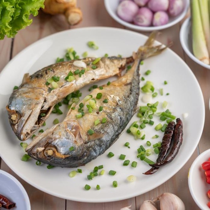 Ikan makerel mengandung lemak sehat dan berbagai vitamin yang bisa menurunkan kadar kolesterol jahat.