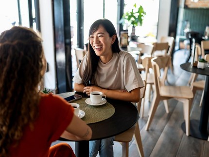 10 Kebiasaan Tanda Orang yang Pura-pura Bahagia padahal Sebenarnya Menderita