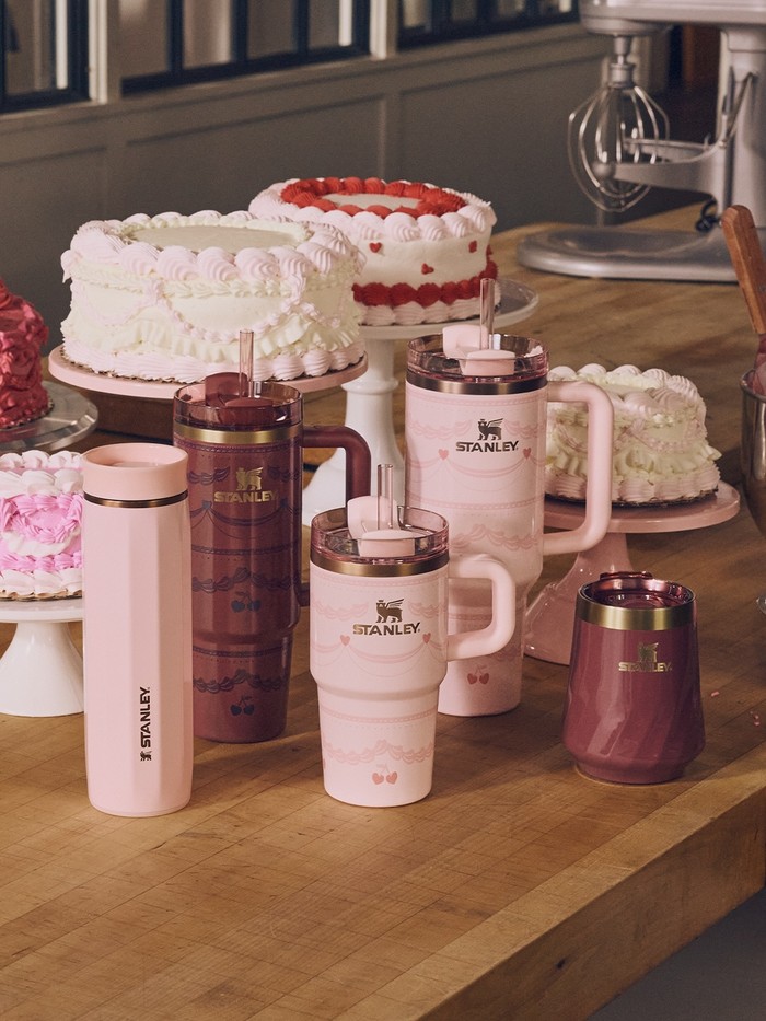 Koleksi Valentine Stanley mencakup berbagai produk unggulan dari tumbler hingga pet bowl. Semuanya hadir dalam desain edisi terbatas yang serasi./ Foto: instagram.com/stanley_brand