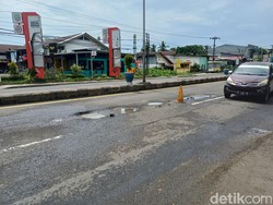 Jalan Berlubang Poros Pangkep-Maros Pernah Ditambal Tapi Kembali Rusak