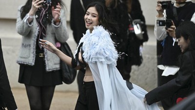 Perhiasan gigi Jennie BLACKPINK.
