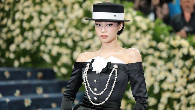 NEW YORK, NEW YORK - MAY 05: Jennie attends the 2025 Met Gala Celebrating "Superfine: Tailoring Black Style" at Metropolitan Museum of Art on May 05, 2025 in New York City.   Dia Dipasupil/Getty Images/AFP (Photo by Dia Dipasupil / GETTY IMAGES NORTH