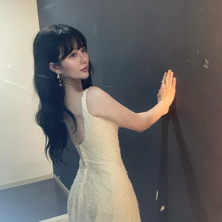 <p>Perempuan 26 tahun itu baru saja mengunggah beberapa foto di akun Instagram pribadinya. Dalam unggahan itu, ia terlihat mengenakan jaket kulit, setelan jas, dan pakaian serba hitam. Gaya ini menampilkan citra yang jauh lebih dewasa dan anggun.&nbsp;(Foto: Instagram @mint_ziso)</p>