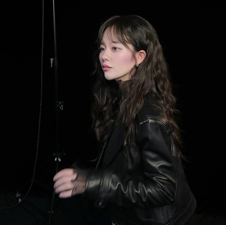 <p><em>Postingan</em> yang mendapat lebih dari lima ribu <em>likes</em> itu juga dibanjiri pujian penggemar yang terpesona akan kecantikannya. &ldquo;Jisoo sangat cantik,&rdquo; tulis akun <em>@aibeusarang****.</em> &ldquo;Kapan Jisoyun yang seperti bayi cewek, menjadi dewasa seperti ini,&rdquo; tulis akun <em>@ziso_seb****.</em> &ldquo;Ini sangat cantik,&rdquo; tulis akun <em>@byeonyongjun****.&nbsp;</em>(Foto: Instagram @mint_ziso)</p>