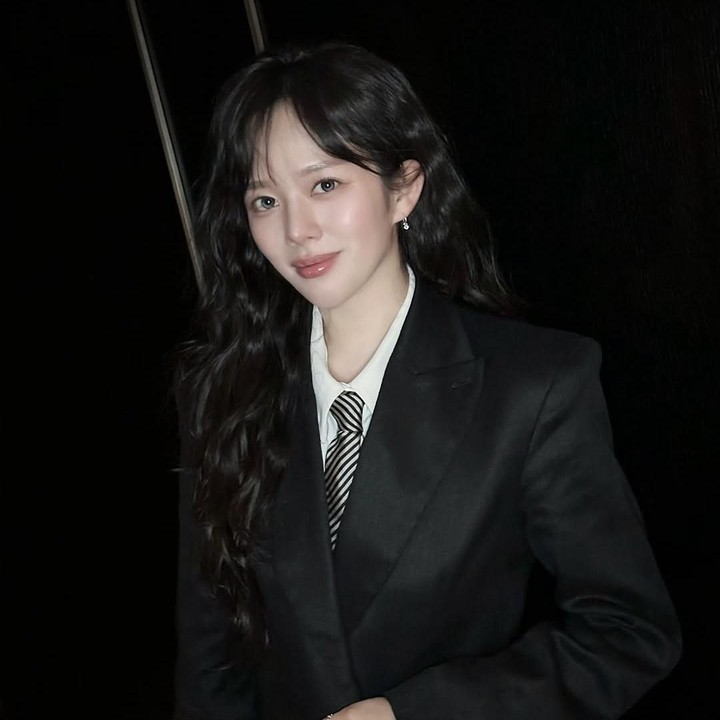 <p>Garis wajahnya yang terlihat lebih tegas dengan cepat menjadi topik hangat di internet. Tak sedikit warganet yang menyebut auranya benar-benar bikin pangling, Bunda.&nbsp;(Foto: Instagram @mint_ziso)</p>