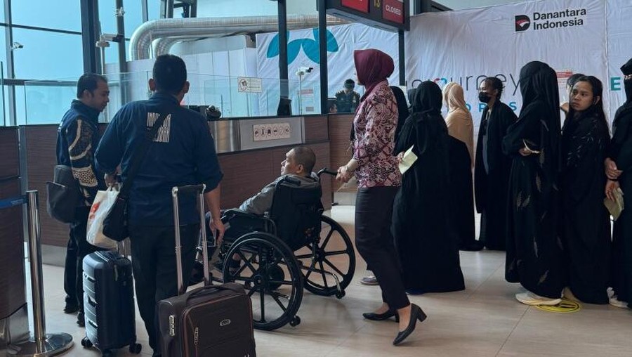 Kementerian Luar Negeri &lpar;Kemlu&rpar; RI bersama Konsulat Jenderal Republik Indonesia &lpar;KJRI&rpar; Jeddah memfasilitasi pemulangan 95 WNI dari Arab Saudi&period;  &lpar;Dok Kemlu&rpar;&period;