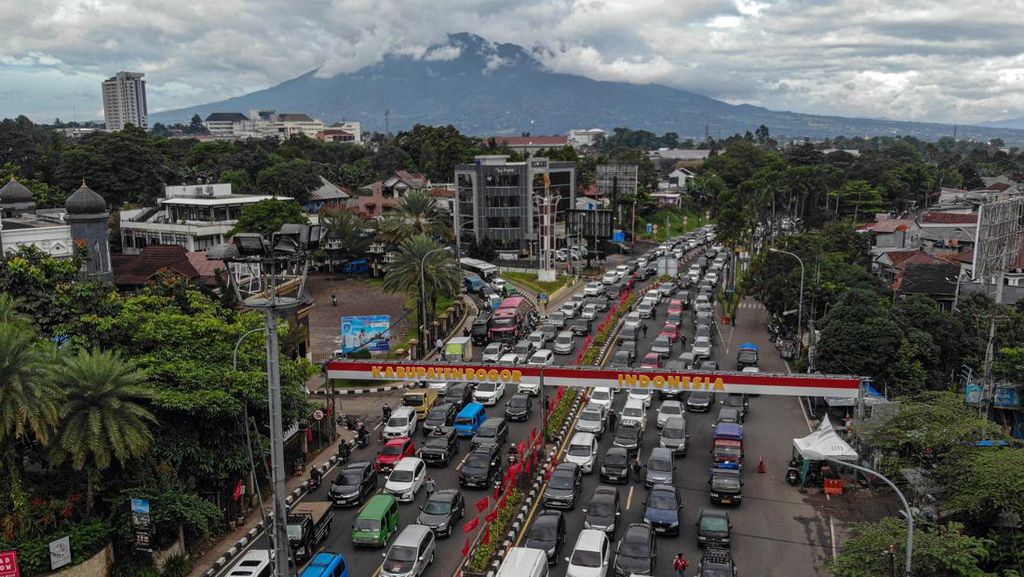 Minggu Siang, Jalur Puncak Bogor Arah Jakarta Terapkan One Way