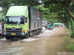 Jalur Pantura Pati-Rembang Masih Tergenang Banjir Siang Ini