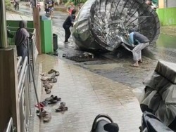 Kubah Masjid Terbang Tersapu Puting Beliung di Tasikmalaya