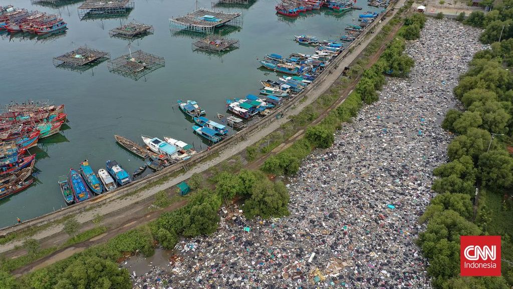 FOTO: Penampakan Lautan Sampah di Tanggul Muara Baru