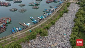 FOTO: Penampakan Lautan Sampah di Tanggul Muara Baru