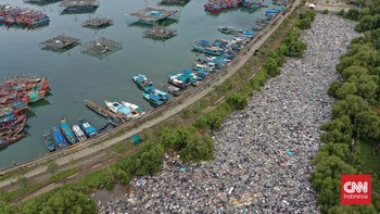 FOTO: Penampakan Lautan Sampah di Tanggul Muara Baru