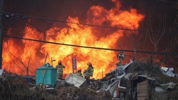 FOTO: Kebakaran Besar Landa Kawasan Kumuh Terbesar di Seoul