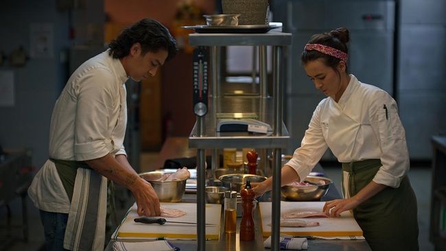 Sinopsis Luka, Makan, Cinta tentang koki restoran keluarga kecewa karena posisi head chef justru diberikan kepada orang luar.