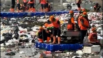 Petugas Bersihkan Sampah Menumpuk di Tanggul Pantai Muara Baru Jakut