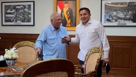 Momen Kelakar Seskab Teddy Soroti HP Jadul Pak Bas