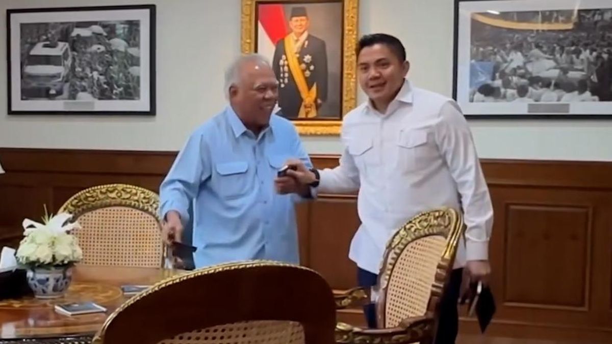 Momen Kelakar Seskab Teddy Soroti Hp Jadul Pak Bas