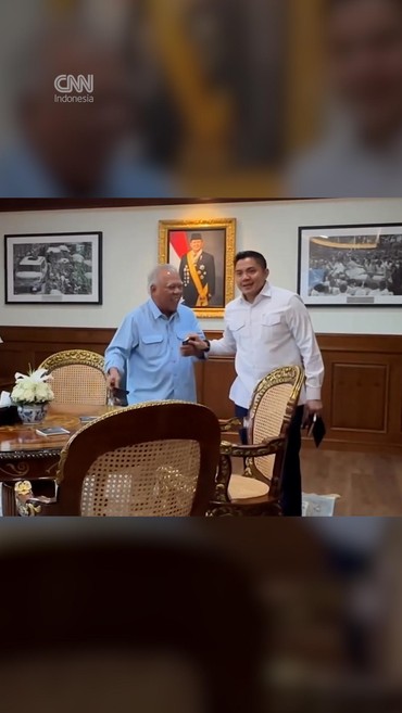 Momen Kelakar Seskab Teddy Soroti HP Jadul Pak Bas