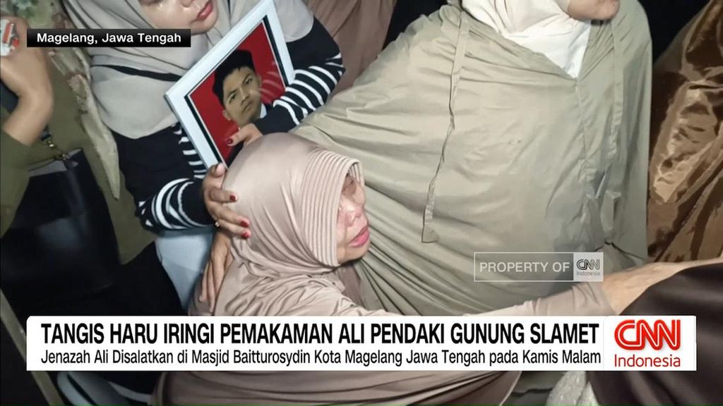 VIDEO: Tangis Haru Iringi Pemakaman Ali Pendaki Gunung Slamet