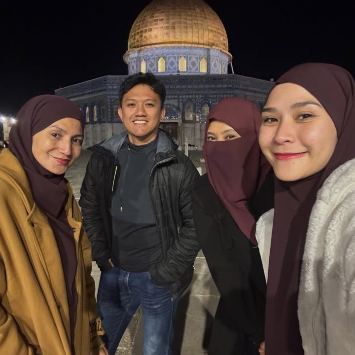 <p>Dalam unggahan itu, ia pun menjelaskan kembali makna perjalanan Rasulullah SAW. &ldquo;Isranya Rasulullah ke Baitul Maqdis kemudian Mikrajnya ke langit merupakan bukti bahwa Masjidil Aqso memiliki kedudukan penting dan strategis,&rdquo; tulisnya.&nbsp;(Foto: Instagram @zaskiadyamecca)</p>