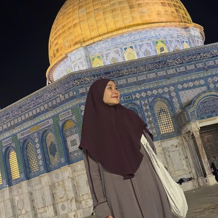 <p>Baitul Maqdis dikenal sebagai lokasi singgah Nabi Muhammad SAW sebelum melanjutkan perjalanan Mi&rsquo;raj, Bunda. &ldquo;MasyaAllah, alhamdulillah sampai juga berkesempatan memperingati Isra Mi&rsquo;raj di Baitul Maqdis, tempatnya Rasulullah dimampirin sama Allah,&rdquo; tulis Zaskia, dikutip dari laman Instagram <em>@zaskiadyamecca,</em> Jumat (16/1/2026).&nbsp;(Foto: Instagram @zaskiadyamecca)</p>