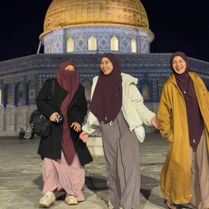 <p>Istri Hanung Bramantyo ini juga mengungkap suasana Bitul Maqdis yang dipenuhi umat muslim dai berbagai negara. &ldquo;Malam ini pun terasa berbeda, Maqdis penuh, ramai dengan ummat dari berbagai negara. Beberapa jamaah kulihat melaksanakan salat tasbih. Membaca Qur&rsquo;an surat Al-Isra untuk mengenang kembali peristiwa tersebut dan mengambil maknanya,&rdquo; jelasnya.&nbsp;(Foto: Instagram @zaskiadyamecca)</p>