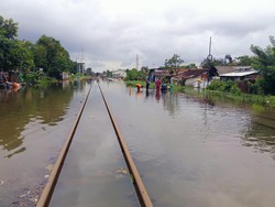 Jalur KA Pekalongan-Sragi yang Kena Banjir Mulai Bisa Dilalui