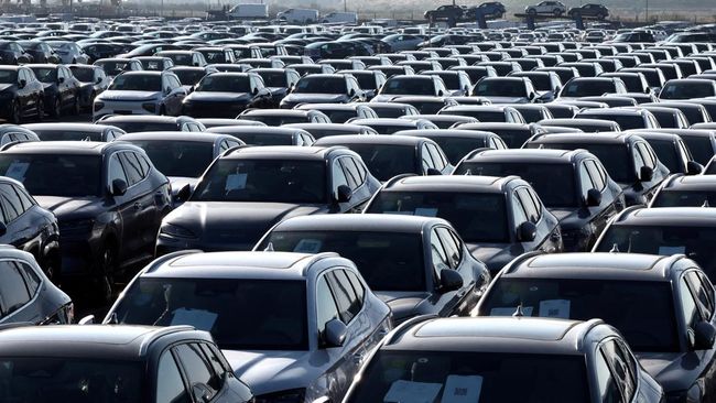 Mobil-mobil baru, termasuk kendaraan listrik buatan China dari perusahaan BYD. REUTERS/Yves Herman/File Photo