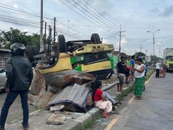 Dump Truk Terbalik di Jalur Arteri Mojokerto, Pengemudinya Tewas