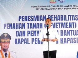 Gubernur Sulsel Beri Bantuan 2 Kapal Nelayan Usai Resmikan PPI Lonrae Bone