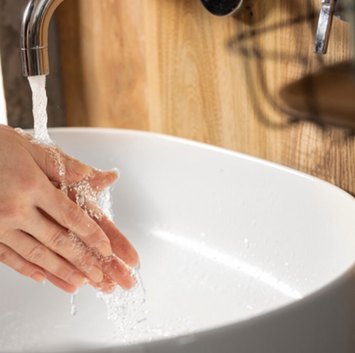 Mencuci tangan sebelum makan menunjukkan kepedulian terhadap kebersihan dan kesehatan diri sendiri serta orang lain.