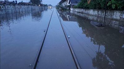 23 Perjalanan KA Batal Imbas Banjir Pekalongan, KAI Minta Maaf