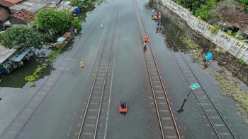 FOTO: Jalur Stasiun Pekalongan-Sragi Banjir, Kereta Tak Dapat Melintas