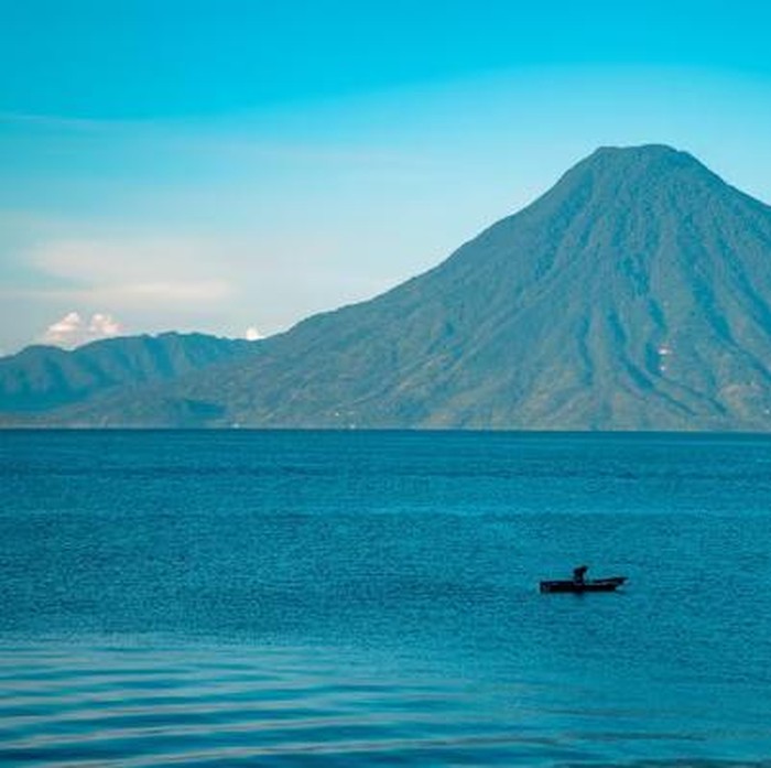 Lake Atitlán adalah sungai yang indah dengan latar gunung berapi dan budaya Maya. Sungai terindah di dunia ini memadukan keindahan alam dan kekayaan tradisi.