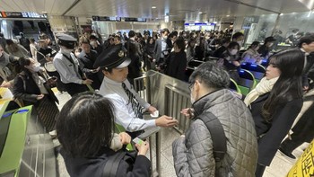 FOTO: Listrik Padam, Jalur Kereta Tokyo Lumpuh Total