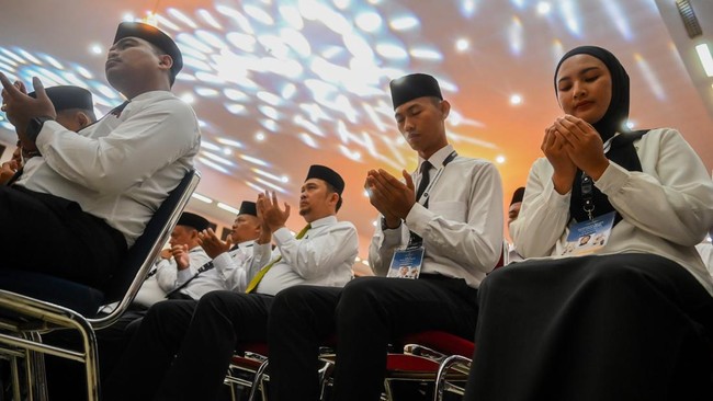 DPR mewanti-wanti pemerintah soal penambahan TNI-Polri sebagai petugas haji. Anggota Komisi VIII DPR berharap penambahannya tak kurangi kuota petugas haji.