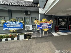 Ojol se-Priangan Timur Serbu Polres Ciamis dengan Karangan Bunga, Ada Apa?