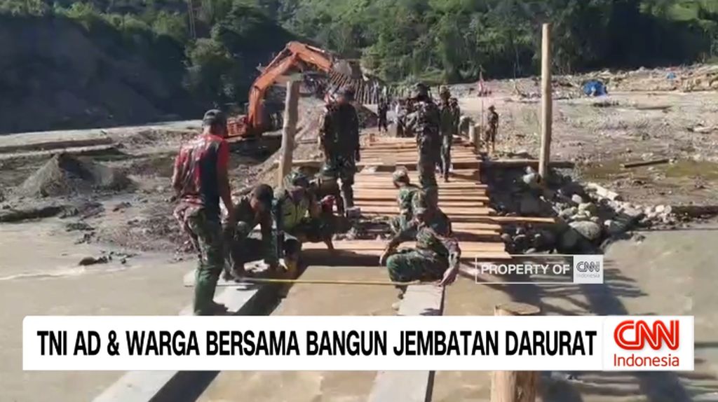 VIDEO: TNI AD dan Warga Bersama Bangun Jembatan Darurat
