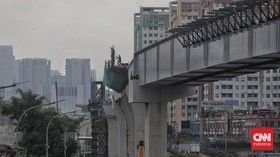 Pekerja menyelesaikan pembangunan LRT Jakarta Fase 1B di kawasan Manggarai. Jakarta, Sabtu, 17 Januari 2026.