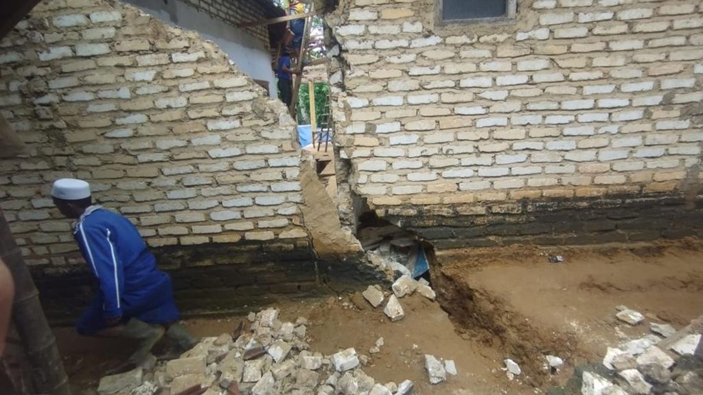 Tanah Bergerak di Pamekasan Meluas, Rumah Warga Rusak Hingga Terbelah