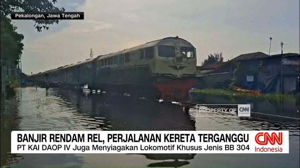 VIDEO: Banjir Rendal Rel, Perjalanan Kereta Terganggu