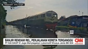 VIDEO: Banjir Rendal Rel, Perjalanan Kereta Terganggu