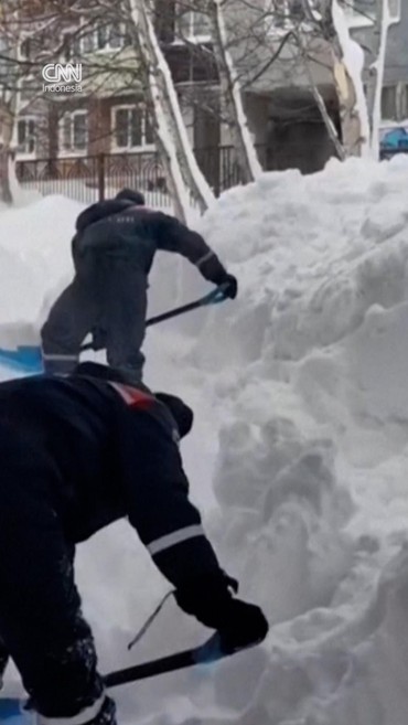 Dua Lansia Tewas Akibat Tertimpa Salju Tebal di Rusia